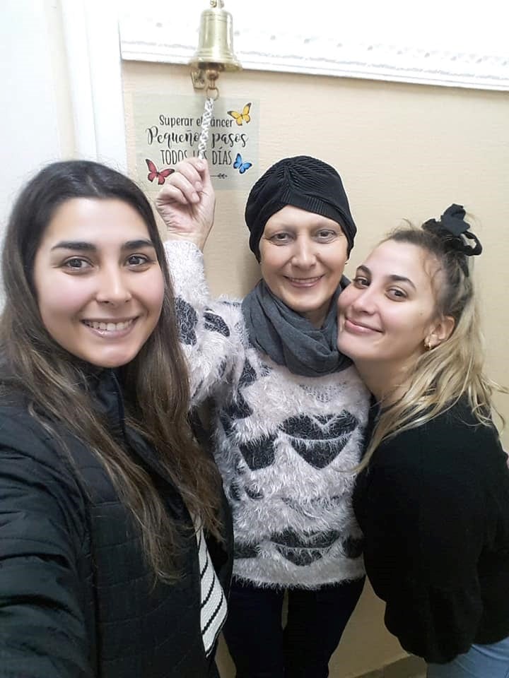 Graciela junto a sus hijas Guada y Maca