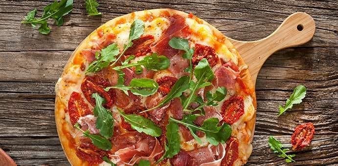 Pizza con rúcula y jamón crudo.