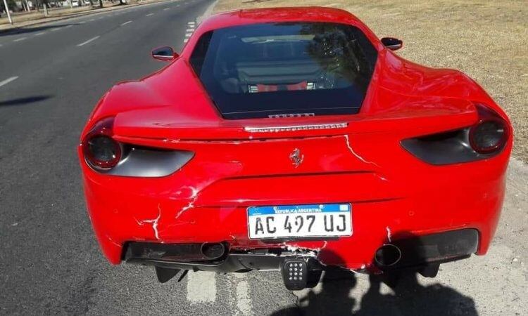 La Ferrari 488GT fue chocada de atrás en Córdoba por un Peugeot 3008.