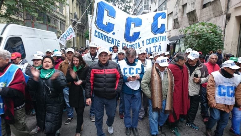 Paso de la Marcha Federal por Rosario.