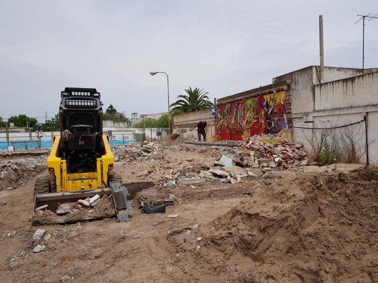 Las máquinas ya trabajan derrumbando la histórica estructura del natatorio.