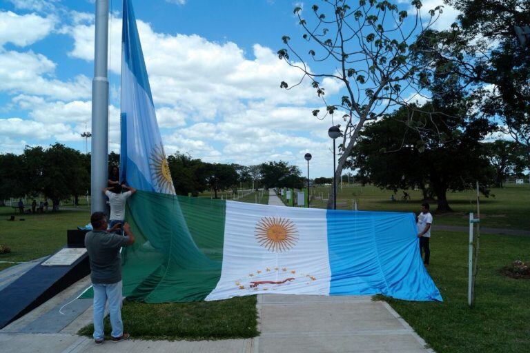 Resistencia: robo las banderas del Parque de la Democracia