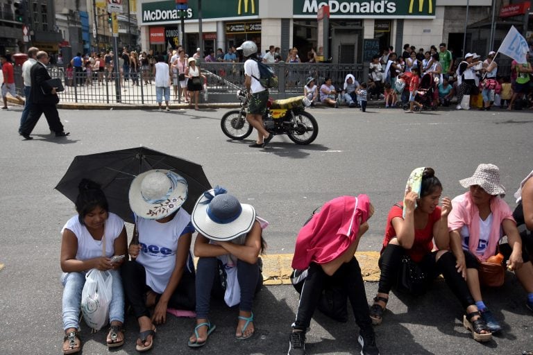 DYN18, BUENOS AIRES 23/02/2017, LA CORRIENTE CLASISTA Y COMBATIVA (CCC)  CORTA EN AV 9 DE JULIO Y CORRIENTES  EN RECLAMO DE LA REGLAMENTACION DE LA LEY DE EMERGENCIA SOCIAL. FOTO:DYN/LUCIANO THIEBERGER.