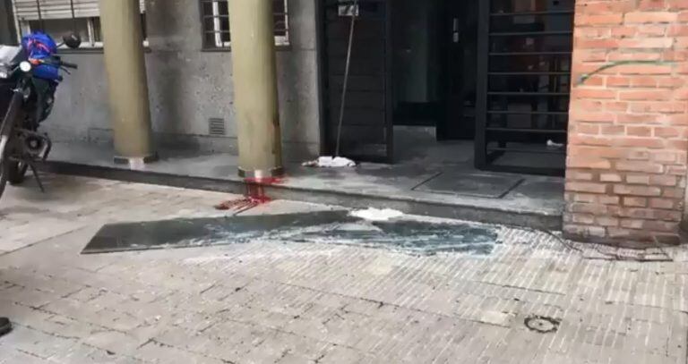 La portera de un edificio en Ayacucho al 1300 resultó lesionada en medio del temporal de viento y está delicada. (Twitter)