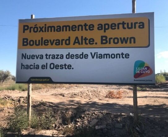 Los anuncios de la obra del boulevard  en Chacras de Coria, Luján de Cuyo.