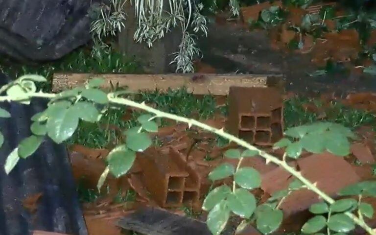 La pared cayó desde el sexto piso de un edificio en construcción.