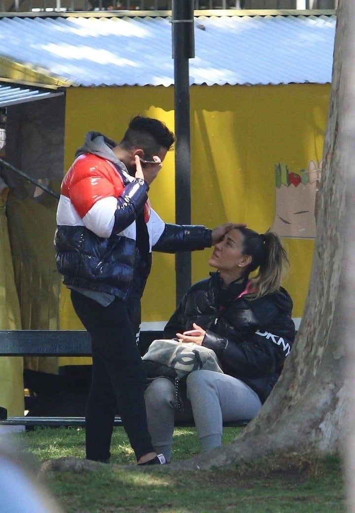 Jimena Barón y el Tucu López a los besos en una plaza de Villa Urquiza (Foto: Movilpress)