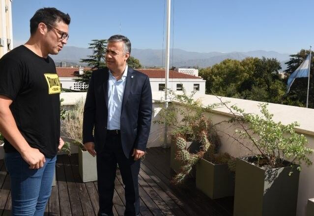 El Gobernador Alfredo Cornejo y Sergio Maravilla Martínez, contemplando desde la Casa de Gobierno, la ciudad de Mendoza.