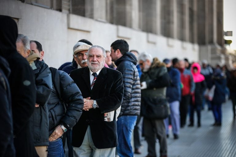 Personas hacen fila frente a un banco el 3 de septiembre en Buenos Aires, en otra jornada de incertidumbre luego de las restricciones financieras impulsadas por el Gobierno. Crédito: EFE/Juan Ignacio Roncoroni.