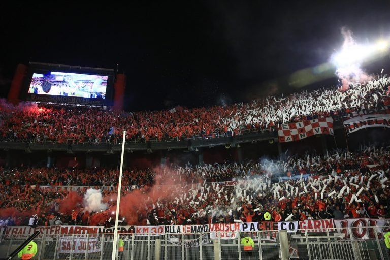 La hinchada Millonaria alentando en la final de la Recopa ante Paranaense. Foto: EFE/ Juan Ignacio Roncoroni.