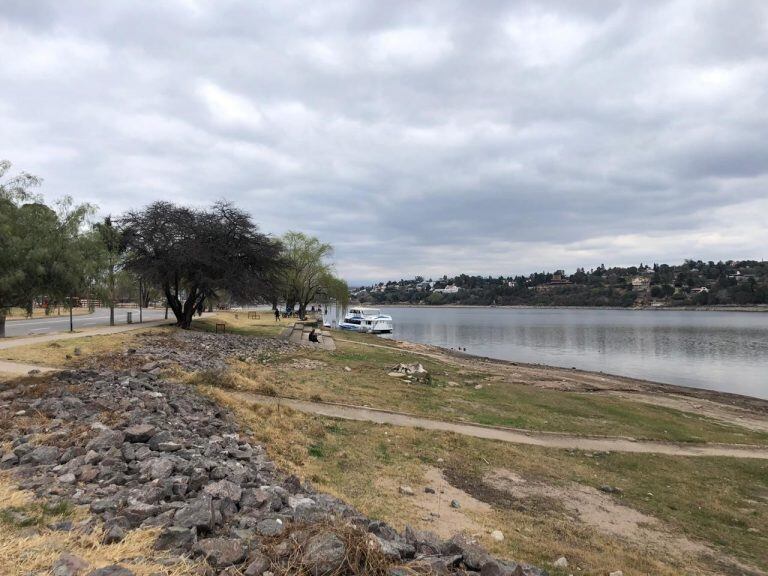 Costanera del lago San Roque.