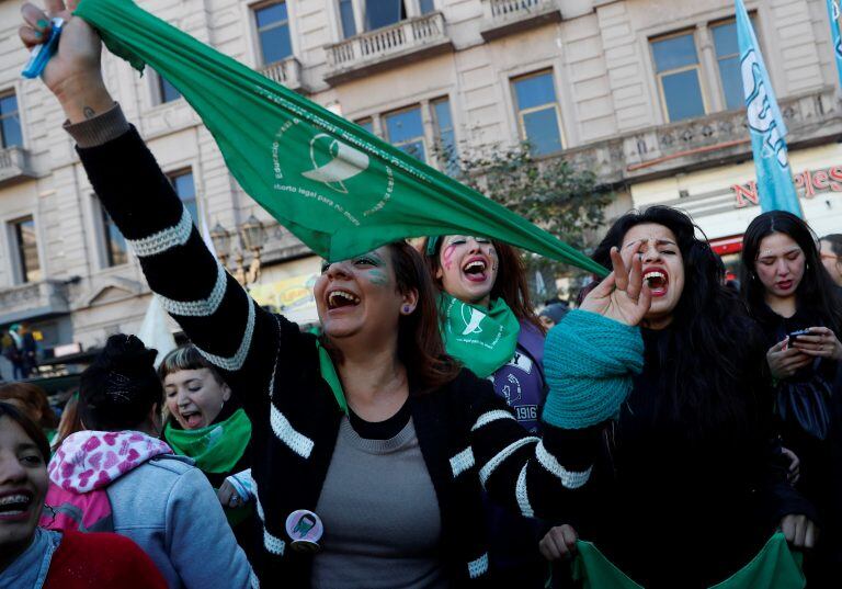 Miles de personas festejan la aprobación de la despenalización del aborto por parte de la Cámara de Diputados