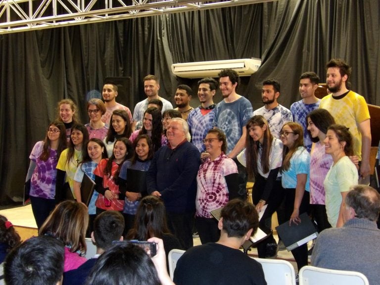 Roberto Marchesi junto a uno de los Coros del Conservatorio Arturo Berutti