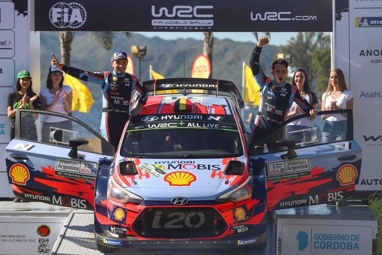 AME6278. CÓRDOBA (ARGENTINA), 28/04/2019.- Los belgas Thierry Neuville y su copiloto Nicolas Gilsoul celebran tras ganar este domingo, en la tercera jornada del Rally de Argentina, que hace parte del Mundial de Rally, en El Cóndor (Argentina). EFE/ Pablo Vasek