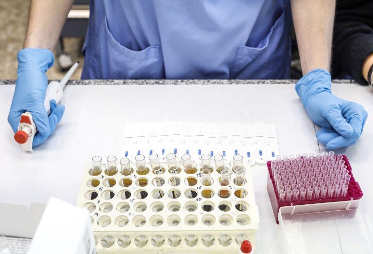 24/04/2020 Imagen de archivo de un trabajador en un laboratorio durante la pandemia de coronavirus\u002E POLITICA Rober Solsona - Europa Press