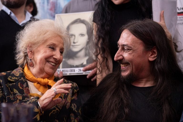 AME3110. BUENOS AIRES (ARGENTINA), 13/06/2019.- Estela de Carlotto, presidenta de Abuelas Plaza de Mayo, junto a Javier Matias Darroux, el nieto recuperado 130, durante la conferencia de prensa en que anunciaron su hallazgo. Crédito: EFE/ Matias G Napoli Escalero.