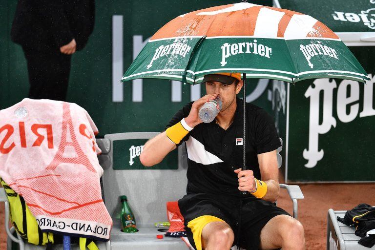 Sam Querrey durante el tercer día de Roland Garros 2020 (Photo by Anne-Christine POUJOULAT / AFP)