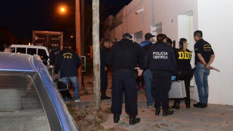 Detuvieron a tres personas por el cuerpo calcinado hallado en un auto