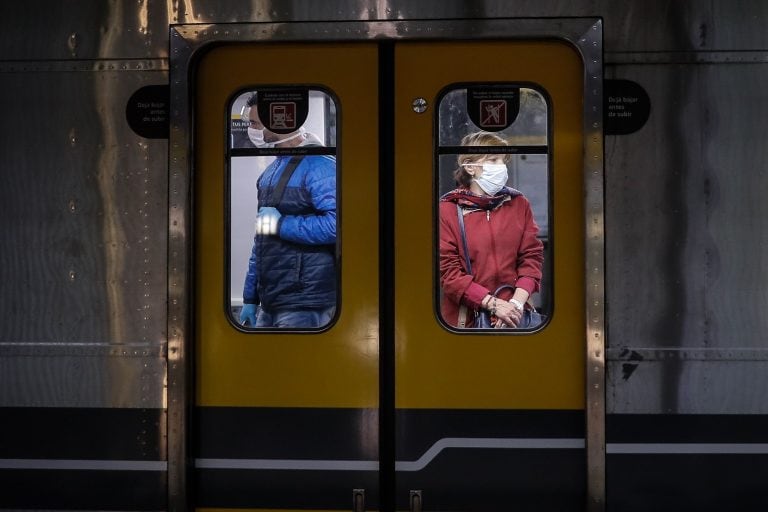 Dos personas con tapabocas son vistas en un vagón del subterraneo en la ciudad de Buenos Aires (EFE/Juan Ignacio Roncoroni)