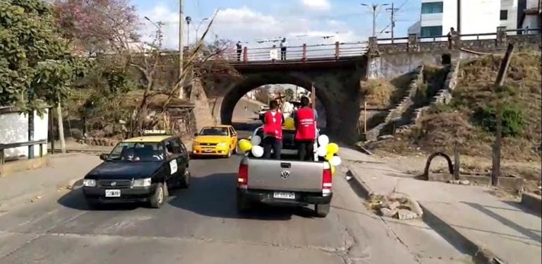 La procesión vehicular recorrió numerosos barrios de la ciudad durante la tarde.