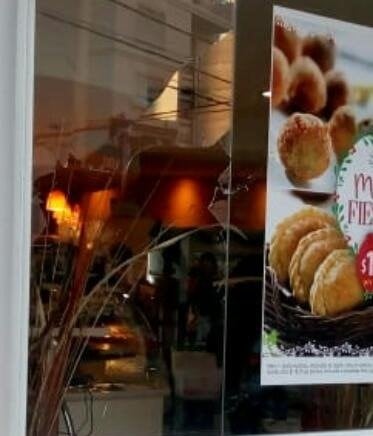 El frente de la Panadería quedó dañado luego del piedrazo (Foto: Policía)