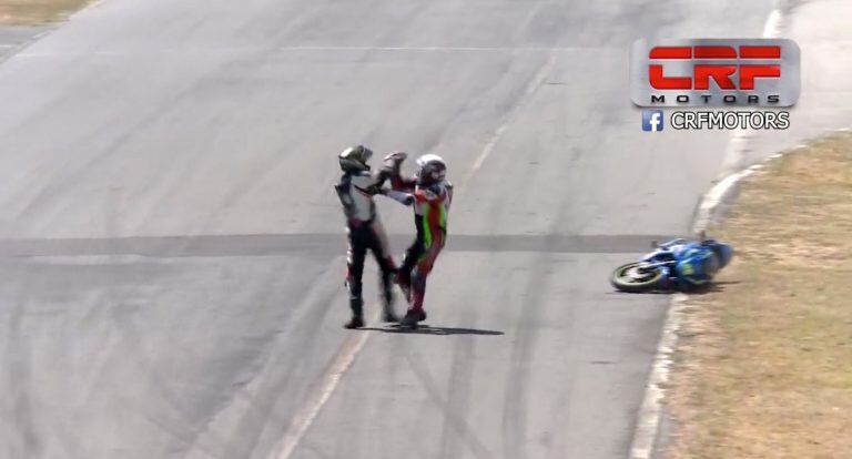 Jorge Martinez y Marion Calvo peleando en el medio de la pista