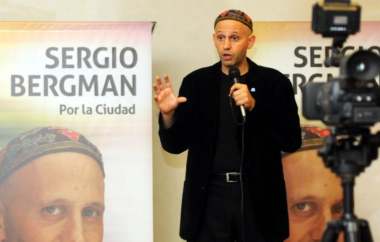 BUENOS AIRES 18/05/11, EL RABINO SERGIO BERGMAN DURANTE LA CONFERENCIA DE PRENSA  QUE OFRECE EN UN HOTEL CENTRICO PARA EXPRESAR SU AGRADECIMIENTO POR EL OFRECIMIENTO QUE IMPLICA ENCABEZAR LA NÓMINA DE LEGISLADORES DEL PRO.FOTO.DYN/TONY GOMEZ. buenos aires rabino sergio bergman rabino candidato legislador por el pro conferencia prensa hotel centrico