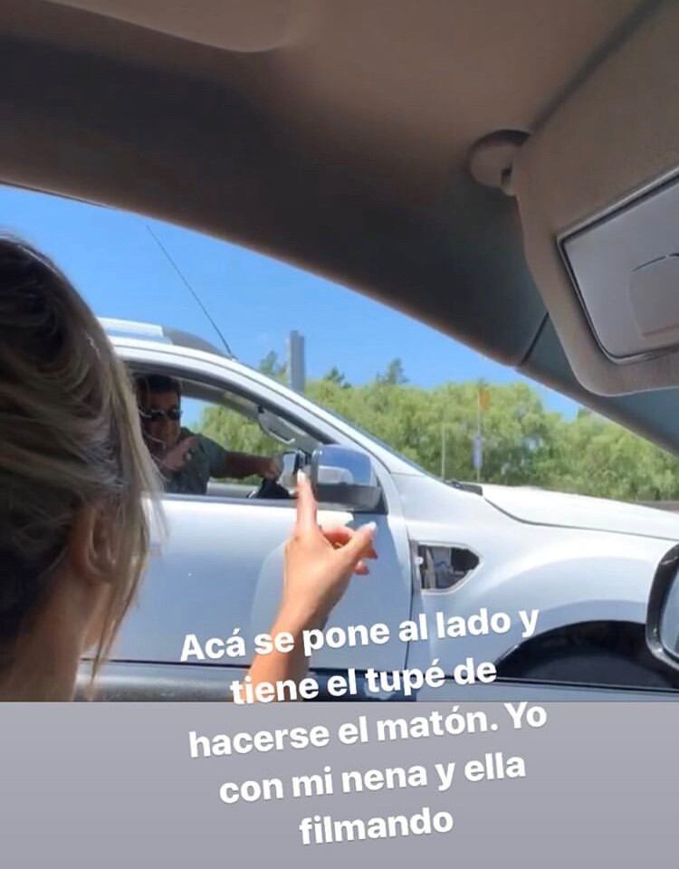 Karina escrachó a un conductor que casi la hace chocar.