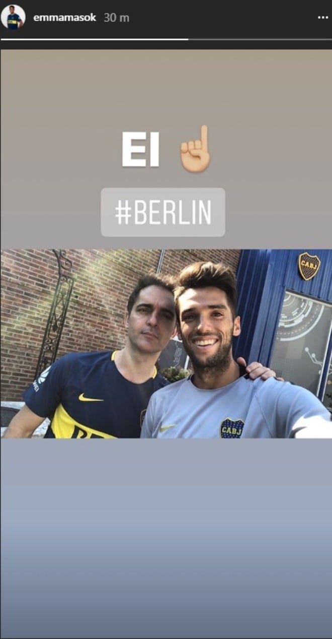 El actor epañol que interpreta a Berlín se sacó fotos con los jugadores de Boca. (Foto Instagram)