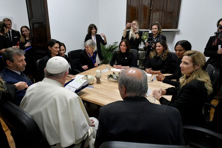 Fracnisco en la inauguración de una sede de la fundación Scholas Occurrentes. (prensa Vaticano)