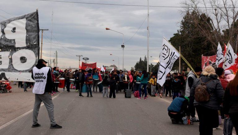 Organizaciones sociales protestando por puestos laborales. (Archivo Juan Thomes).