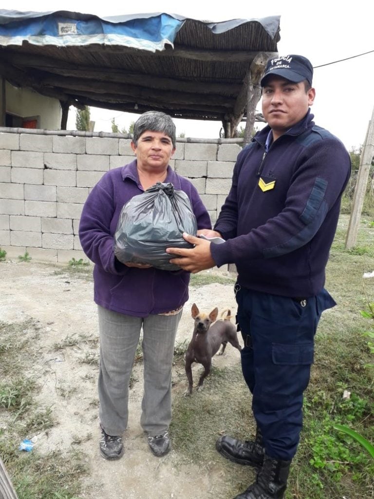 Policia de Pomán hace entrega de donaciones a pobladores de Sijan