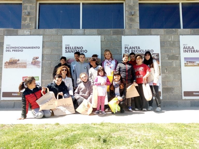 Escuela Especial 501 de visita en la Planta de Separación de Residuos (prensa municipalidad)