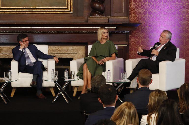 El presidente del Banco Interamericano de Desarrollo, Luis Alberto Moreno; Ivanka Trump, hija mayor y asesora del presidente de Estados Unidos, Donald Trump; y el subsecretario de Estado de los Estados Unidos, John J. Sullivan, participan en el foro "Inclusión Financiera y Acceso Crediticio para la Mujer" este martes, en Bogotá (Colombia). La hija mayor y asesora del presidente de Estados Unidos, Donald Trump, y el subsecretario de Estado, John J. Sullivan, visitaron la embajada de EEUU. EFE/ Mauricio Dueñas Castañeda