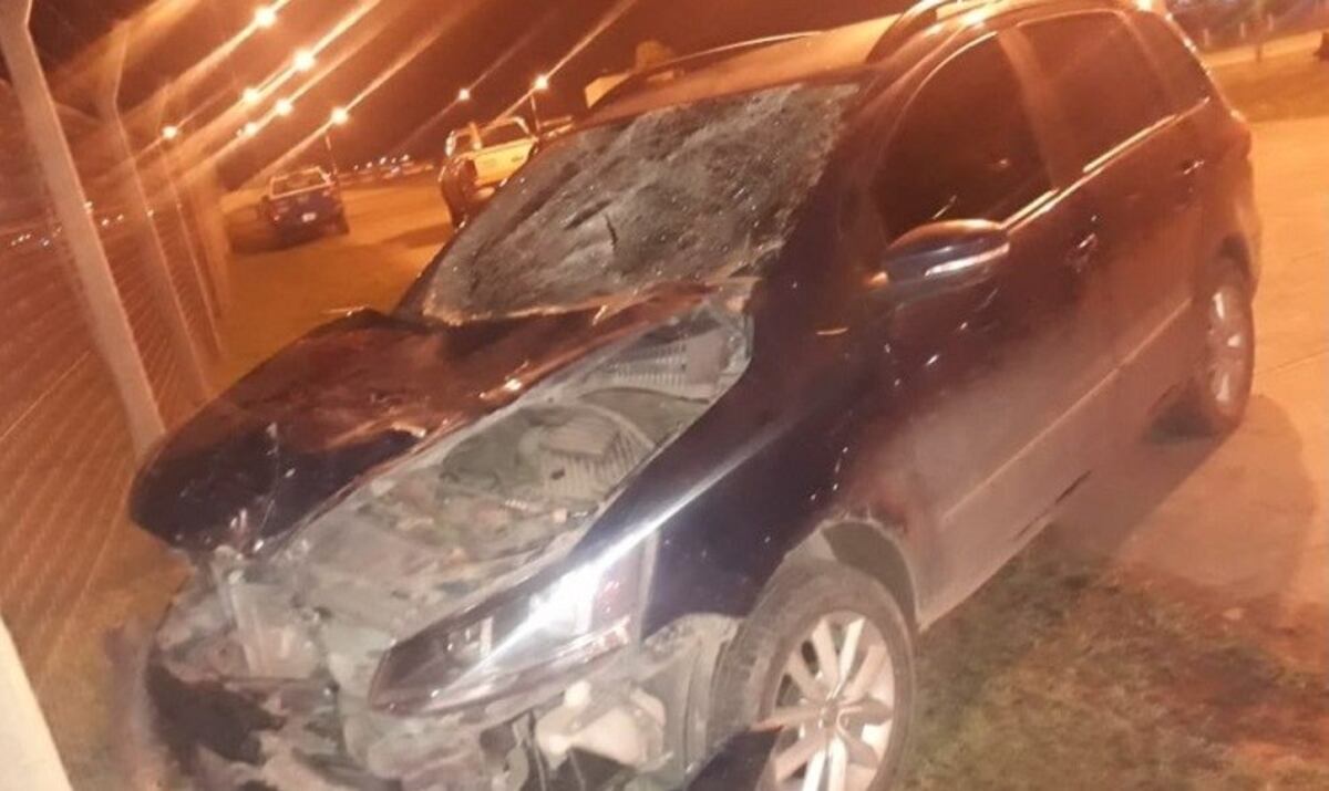Fuerte choque entre un auto y una moto cerca del aeropuerto: dos heridos graves