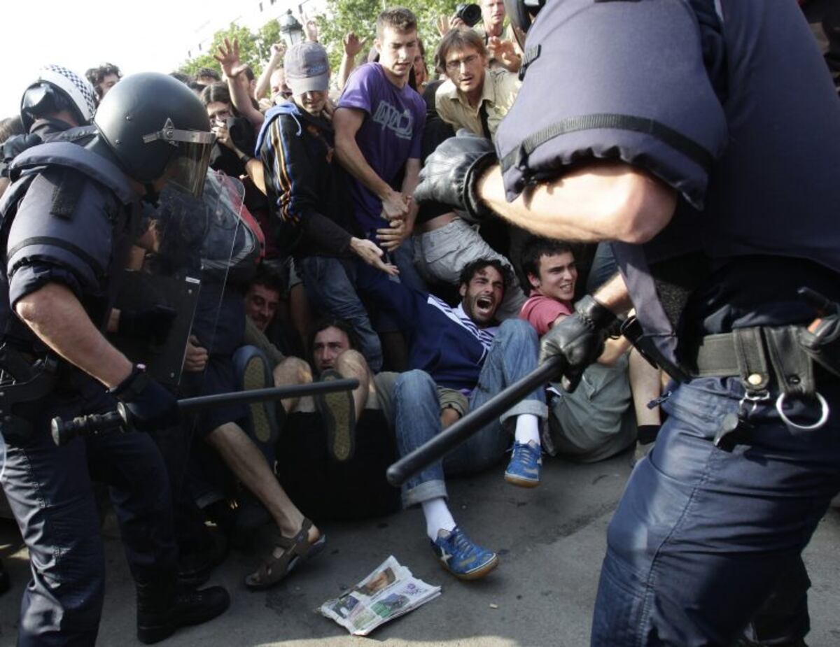 Cataluña presiona con un "paro" y pide "mediación internacional" tras la represión policial del referéndum