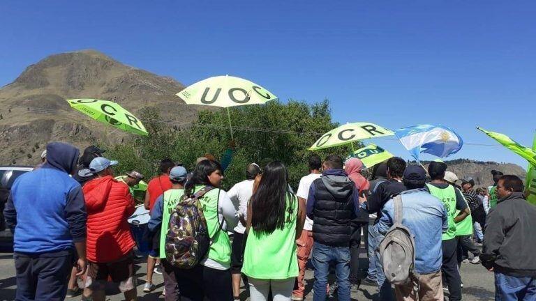 La Uocra Esquel sigue manifestándose por toda la ciudad, hoy se reunieron con Sergio Ongarato.