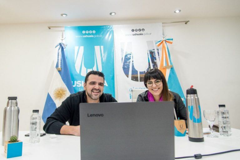 Walter Vuoto  y Sabrina Marcucci, merienda virtual con jóvenes integrantes del club de fútbol Juventud Unida.