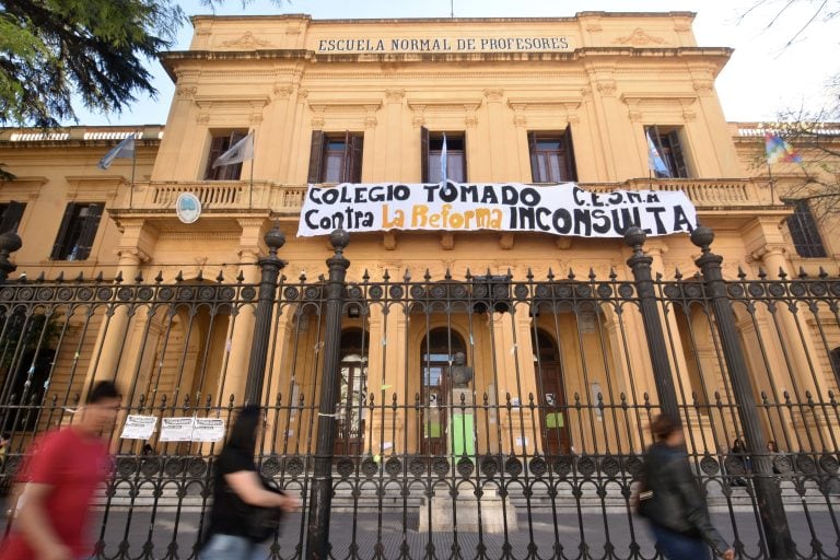 En más de una oportunidad se realizaron tomas en el Colegio Mariano Acosta. 