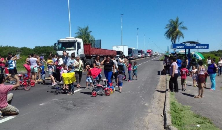 Vecinos del barrio San Pedro Pescador cortan el Puente Belgrano. (Foto: Diario Chaco)