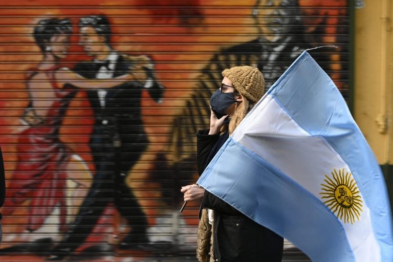 A pesar del récord de casos, ayer se hizo un banderazo en todo el país (Foto: JUAN MABROMATA / AFP)