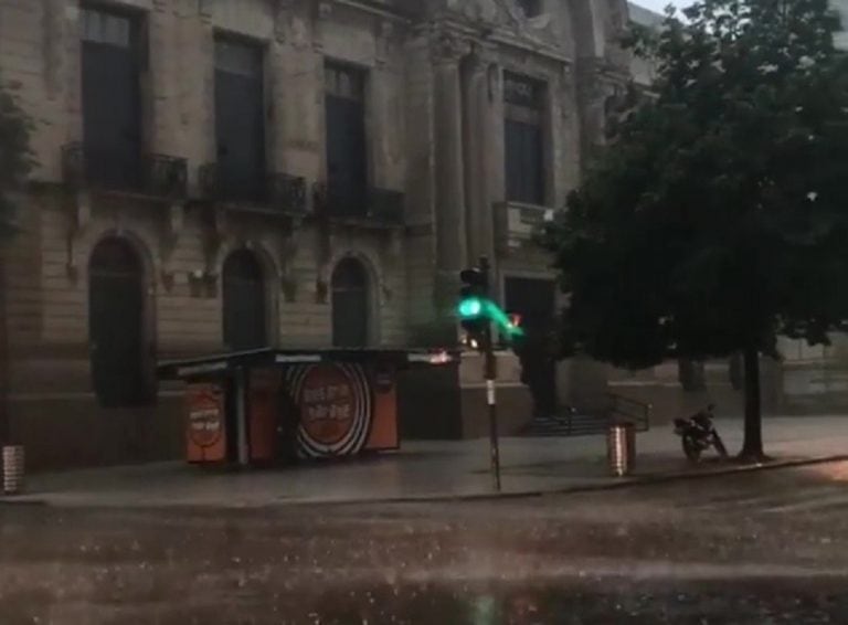 En el centro la tormenta complicó la salida a trabajar justo cuando volvía la luz luego de un corte programado. (@julianabdala)