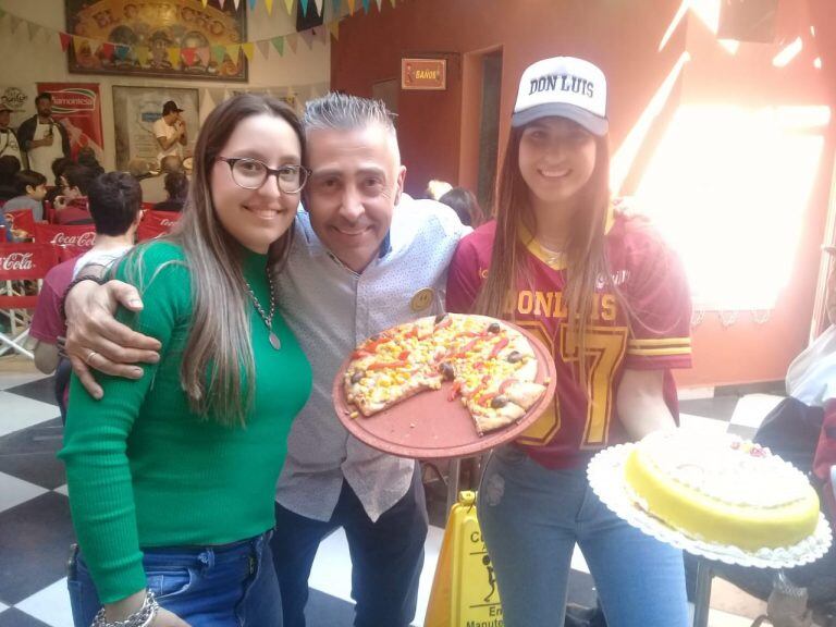 Pizza todo el día y para el postre... torta. La felicidad de poder ayudar al prójimo.