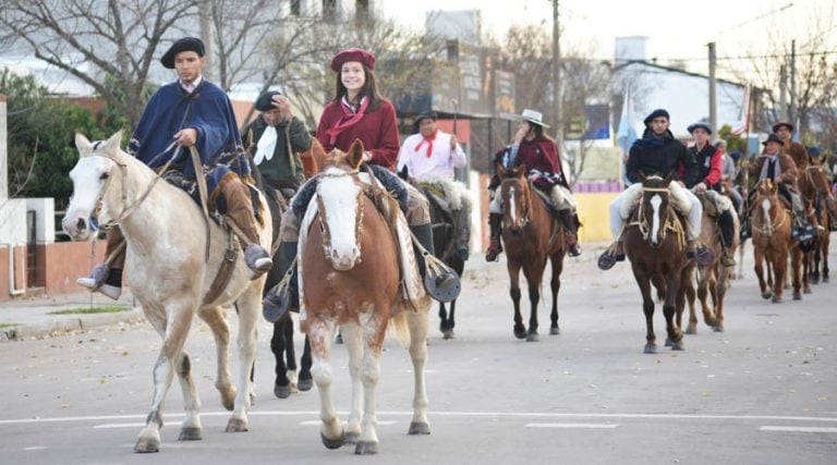 Desfilaron los centros tradicionalistas (Vía Santa Rosa)