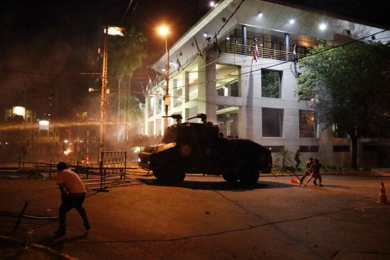 ASU48. ASUNCIÓN (PARAGUAY), 31/03/2017.- Manifestantes se enfrentan a la policía hoy, viernes 31 de marzo de 2017, afuera de la sede del Congreso Nacional en Asunción (Paraguay). Grupos de manifestantes y agentes de la Policía Nacional mantienen enfrentam