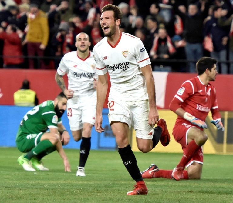 GRAF7124. SEVILLA, 07/02/2018.- El centrocampista argentino del Sevilla, Franco Damián "el mudo" Vázquez (c), celebra el segundo gol del equipo andaluz durante el encuentro correspondiente a la vuelta de las semifinales de la Copa del Rey disputado esta noche frente al Leganés en el estadio Sánchez Pizjuán de Sevilla. EFE/Raúl Caro Cadenas. sevilla españa franco vazquez futbol copa del rey futbol futbolistas sevilla leganes