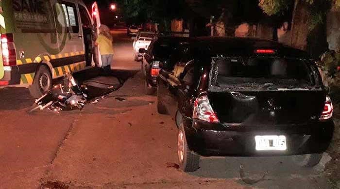 Dos heridos tras chocar en su motocicleta contra un auto estacionado