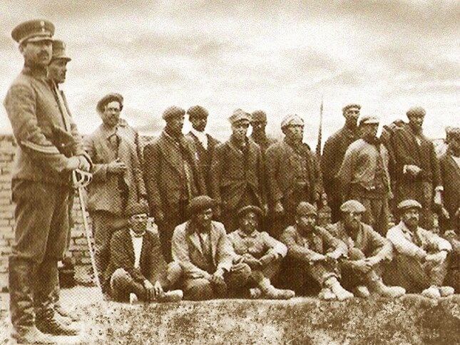 Se afirma que a José Font lo apodaron “Facón Grande” porque llevaba siempre en su cintura un gran cuchillo. En el sur comenzó a trabajar en la estancia San José, cerca de Puerto Deseado.