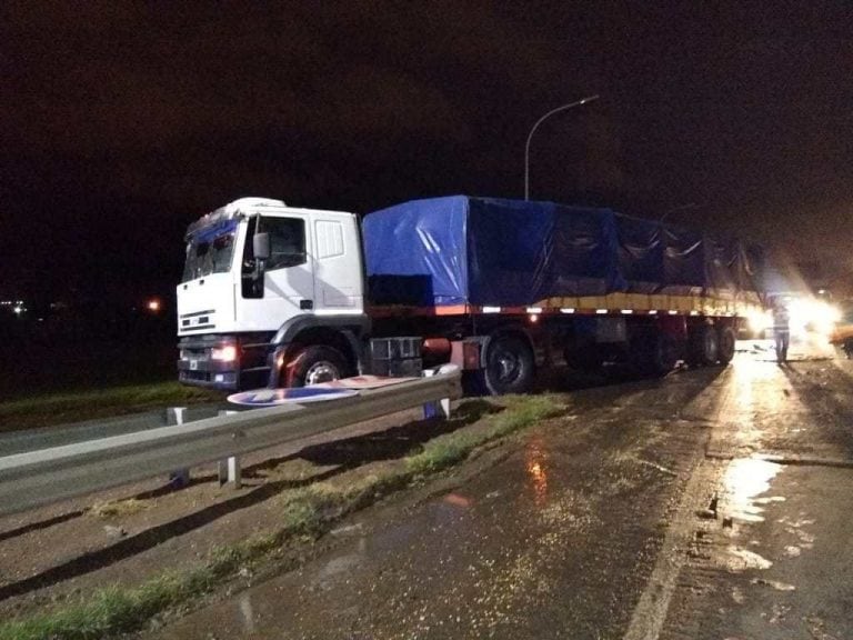 El Peugeot quedó destruido tras chocar con la parte trasera de un camión sobre la autopista Rosario-Santa Fe a la altura de San Lorenzo.  (Info Más)