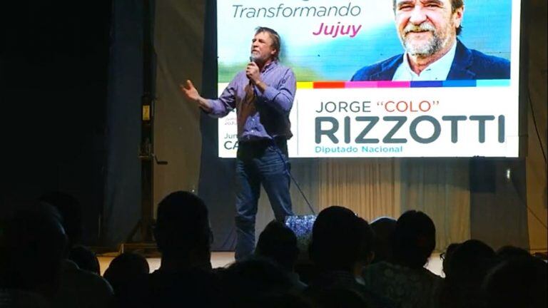 "Este es el nuevo Jujuy, este es el nuevo San Pedro, donde hemos puesto agua y luz, cordón cuneta y servicios en cada barrio, porque sí se puede, sí se pudo y se puede mucho más", dijo Jorge Rizzotti en el acto de esta noche.